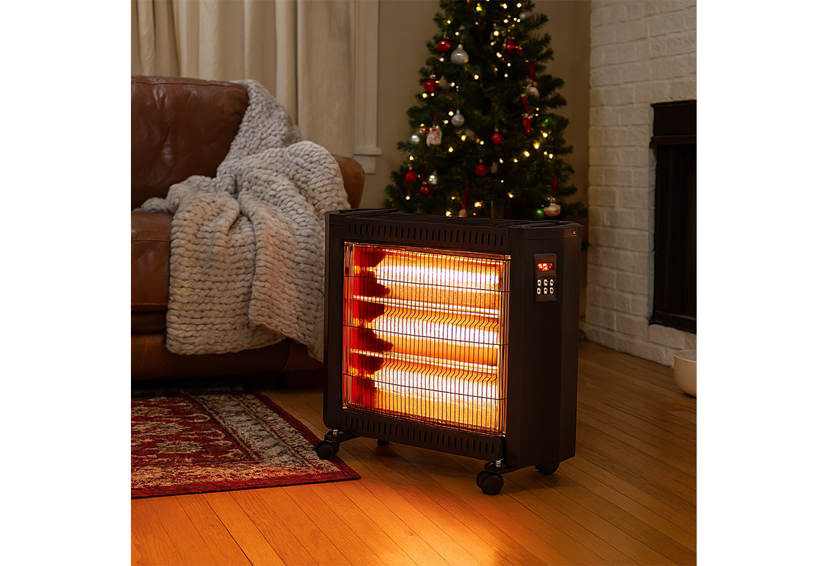 Απεικονίζεται η θερμάστρα σε σαλόνι. Διακρίνεται ένας καναπές και ένα χριστουγεννιάτικο δέντρο.